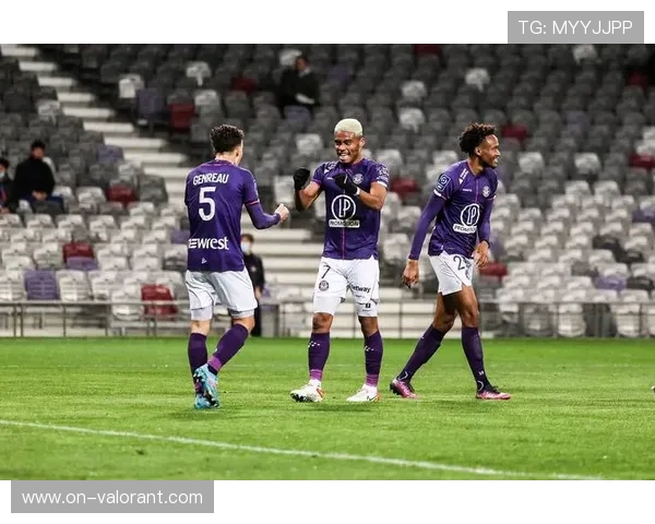 图卢兹举行开放日活动 成千上万球迷热情参与